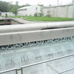 Flushing tipping bucket for surge flushing of rainwater tanks