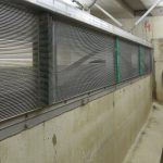 Hydraulic screen for solids retention at combined sewer overflows