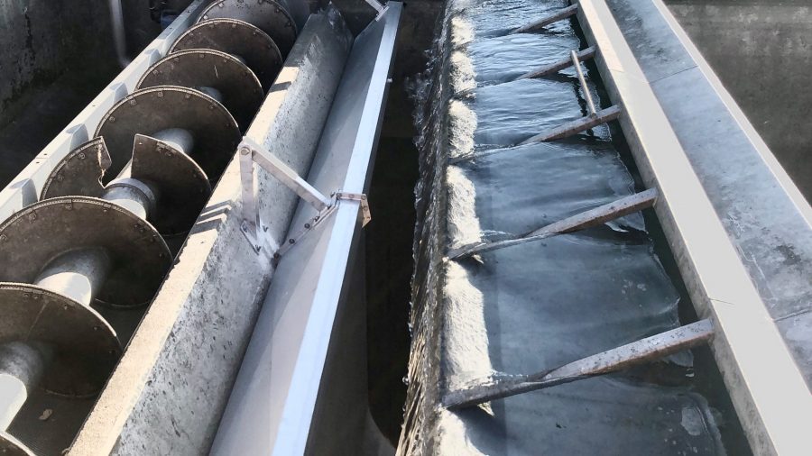 Floating baffle for the retention of floating material
