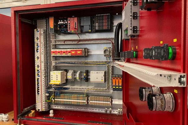 Switch cabinet with SPS control system